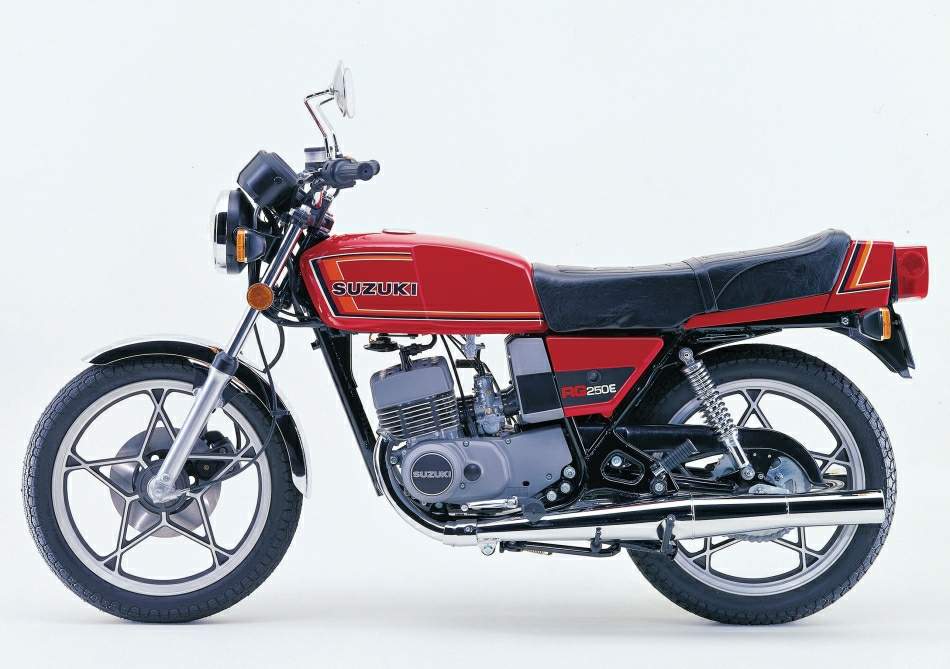 SUZUKI　RG250E　純正リアカウル　レッド SUZUKI RG250E 純正リアカウル レッド